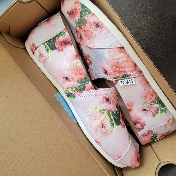 Shoes - *NEW* TOMS Floral Alpargatas